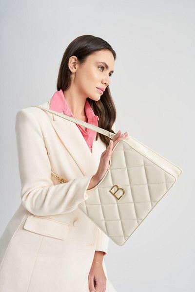 Lucky Bees Umhängetasche mit Kettendetail für Damen