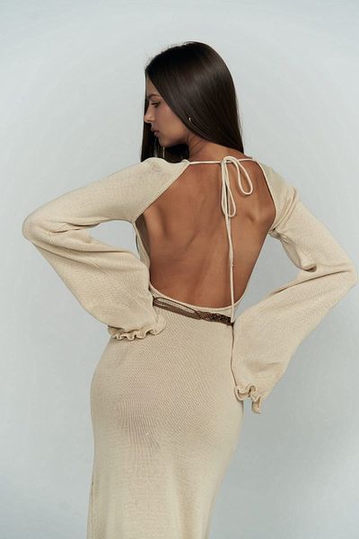 BOHEMAİ Beigefarbenes Strickkleid mit tiefem Ausschnitt von Angela Back
