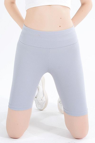 Domoda Hellgraue kurze Shorts mit hoher Taille und gerippten Sport-Biker-Strumpfhosen