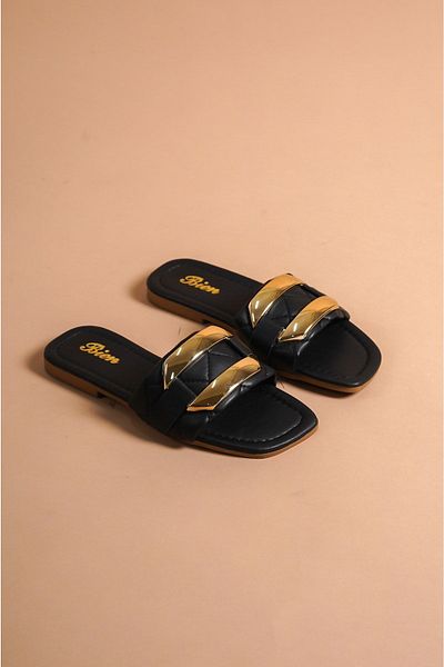 munora butik شبشب أسود بإبزيم ذهبي