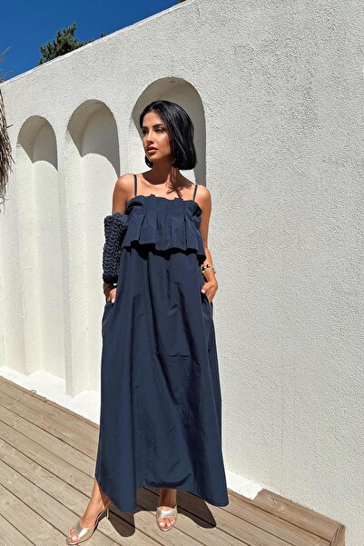 Essence Bouteille فستان بياقة سباغيتي ومطوي من الأمام