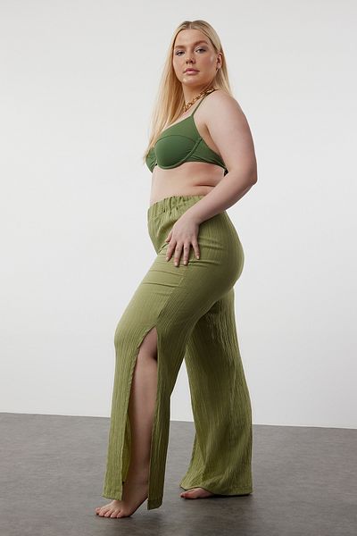 Trendyol Curve Khakifarbene Wickel-Strandhose mit hoher Taille – Schlitzdetail, weites Bein TBBSS23AR00012