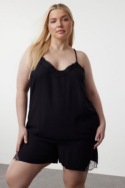 Trendyol Curve Schwarzes Pyjama-Set aus gewebtem Stoff mit V-Ausschnitt und Spitzendetail TBBSS24AI00063