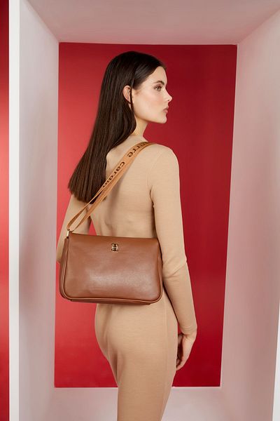 Pierre Cardin حقيبة كتف نسائية من لوكس سوفت أسوس كراميل 05PO22Y1550