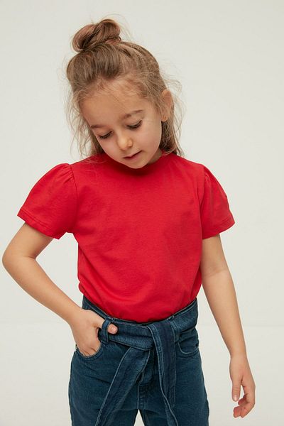 TRENDYOLKIDS تي شيرت بناتي محبوك من القطن باللون الأحمر - كم بالون، رقبة دائرية سادة TKDSS24TS00046