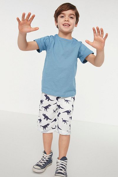 TRENDYOLKIDS Λευκό πλεκτό σορτς για αγόρι με σχέδιο δεινοσαύρων - TKDSS24SR00004