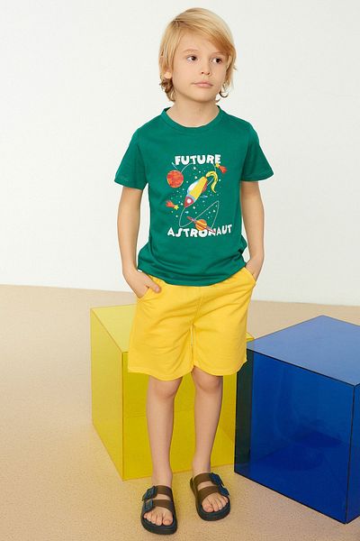 TRENDYOLKIDS Chlapecké tričko s výstřihem se vzorem Green Space – TKDSS24TS00044