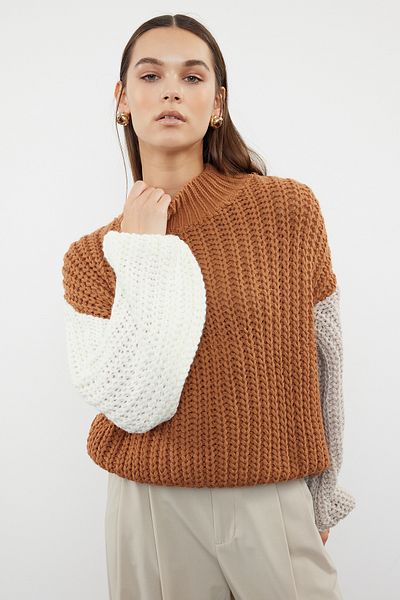 Trendyol Collection Oranžový pletený svetr s měkkým texturovaným barevným blokem - Wide Fit TWOAW21KZ0271