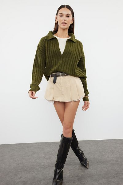 Trendyol Collection Khakifarbener, weicher, strukturierter Strickpullover mit Polokragen TWOAW24KZ00678