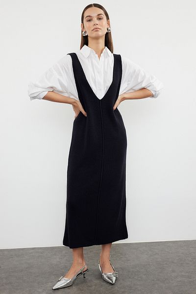 Trendyol Collection V-nyakú sötétkék maxi kötöttáru ruha - TWOAW24EL00011