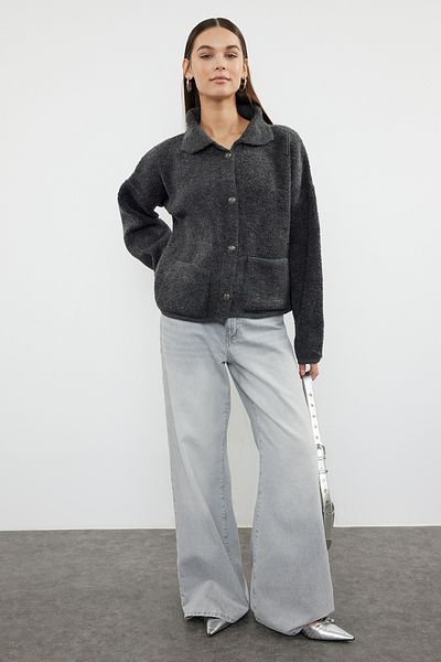 Trendyol Collection Strickjacke mit Polokragen und Bouclé – Anthrazit, Super Wide Fit TWOAW24HI00177