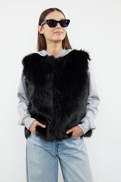 Trendyol Collection Black Oversize Molded Winter Fur Vest Twoaw25Ye00005