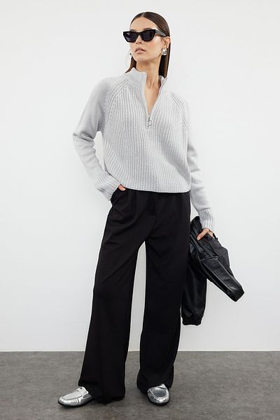 Trendyol Collection Grauer Basic-Strickpullover mit bauchfreiem Reißverschluss und Stehkragen TWOAW22KZ1632