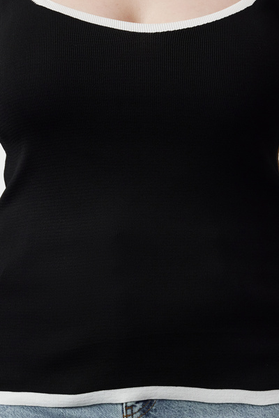 Trendyol Curve Schwarzer, schmal geschnittener Strickpullover mit quadratischem Ausschnitt und körperbetontem Schnitt TBBAW25AN00049