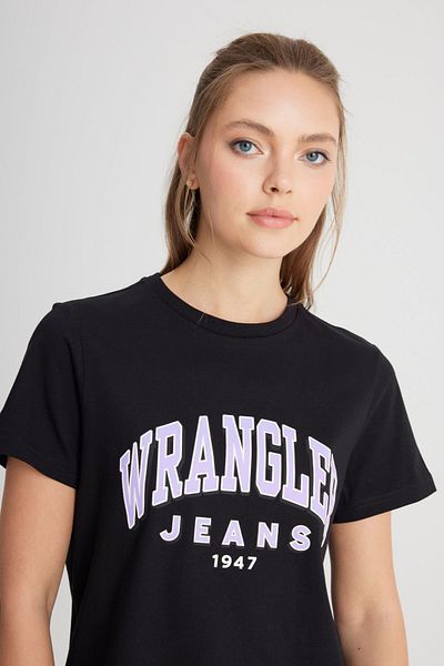 WRANGLER Schwarzes T-Shirt aus 100 % Baumwolle mit normaler Passform und Rundhalsausschnitt