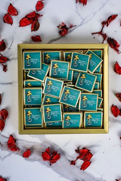 Çikolata Saati Öğretmenler Günü Hediyesi 24’lü Baskılı Madlen Çikolata – Yeşil Tasarımlı Etiket