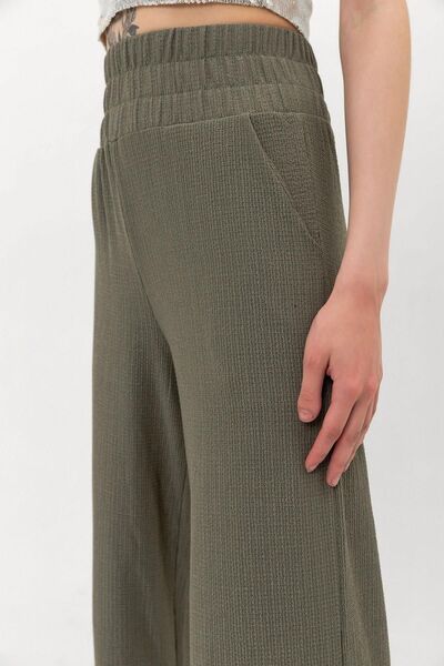 Domoda Menta elasztikus derék széles szárú dupla zsebes ráncos női nadrág