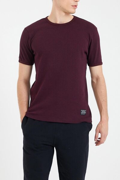 ORANGE visual تي شيرت رجالي برقبة دائرية مع تفاصيل ملصق من القماش العنابي وال...