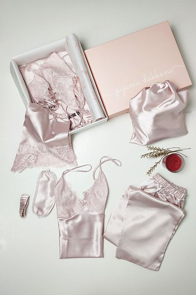 Miss Merveille Set de mireasa din satin de matase pudra. Halat de baie, cămașă de noapte, pantaloni scurți, bustieră, pijamale.