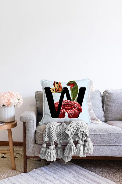 Realhomes Husă de pernă Raschel, cu două fețe, fundal albastru cu model floral, literă neagră, design W, imprimat digital
