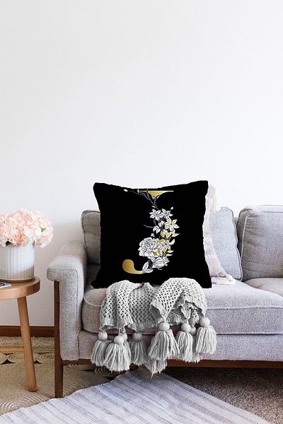 Realhomes Fundal negru cu două fețe Motiv trandafir alb Litera aurie J Design special Husă de pernă pentru pernă Raschel