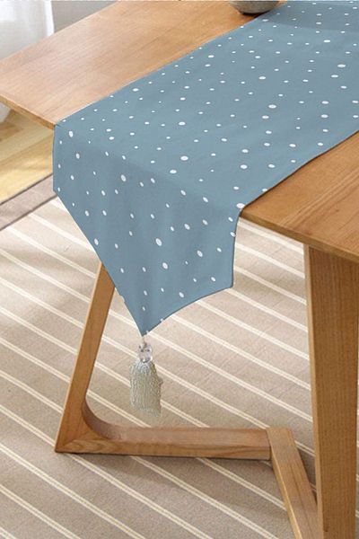 Realhomes Fundal albastru Alb cu buline Imprimat digital Decorativ smoc de chenille Triunghi Runner