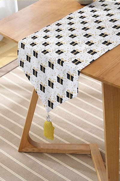 Realhomes Ειδικά σχεδιασμένο φούντα Chenille Triangle Runner με χρυσή λεπτομέρεια και μοτίβο συσκευασίας δώρου σε λευκό φόντο