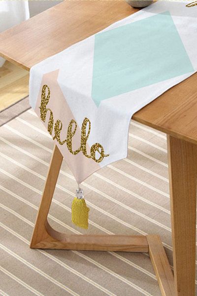 Realhomes Χρυσό Hello Written Μοντέρνα Μοτίβα Ψηφιακή Εκτύπωση Ειδικού Σχεδιασμού Φούντα Chenille Triangle Runner