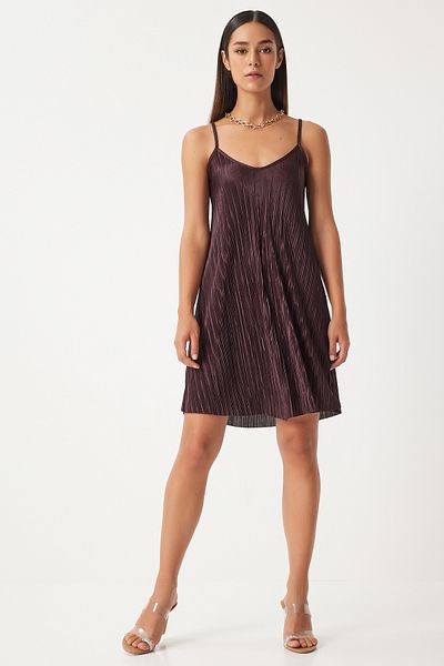 Happiness İstanbul Pflaumenfarbenes, plissiertes Mini-Strick-Sommerkleid mit Trägern - DZ00119