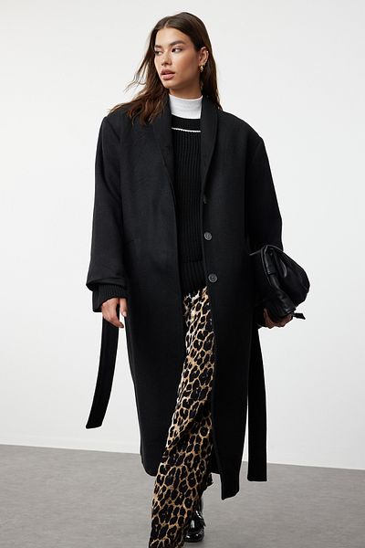 Trendyol Collection Oversize vlněný kabát – černý, polstrovaný, s páskem, podrobné příslušenství TWOAW25KB00033