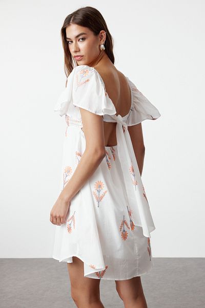 Trendyol Collection Ecru květinový vzor - elastický a zadní detail s rozepínáním v pase minišaty TWOSS24EL01123