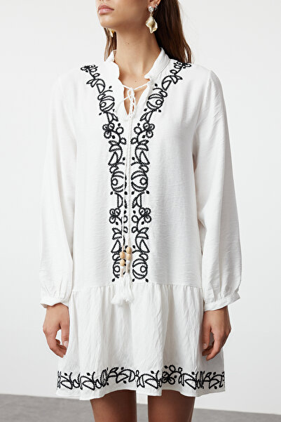 Trendyol Collection Λευκό Μίνι Μπιτς Φόρεμα με Λεπτομέρεια Κεντήματος - TBESS24EL00164