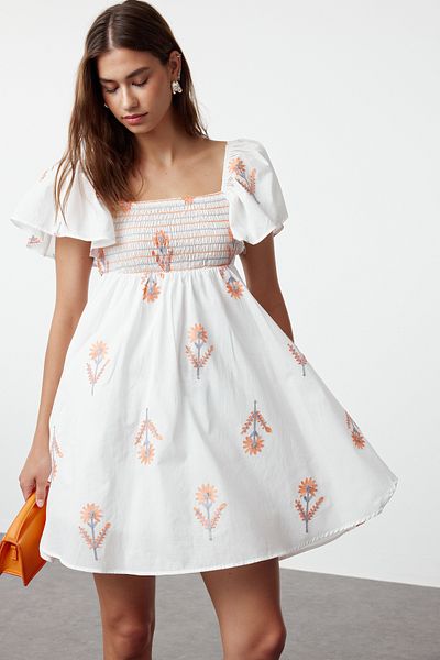 Trendyol Collection Ecru květinový vzor - elastický a zadní detail s rozepínáním v pase minišaty TWOSS24EL01123