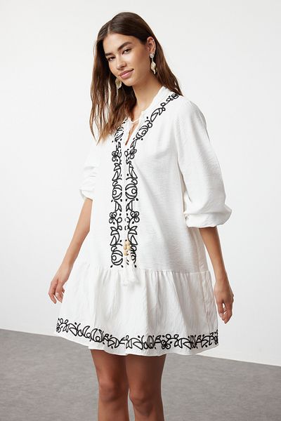Trendyol Collection Bílé mini plážové šaty s detailem výšivky - TBESS24EL00164