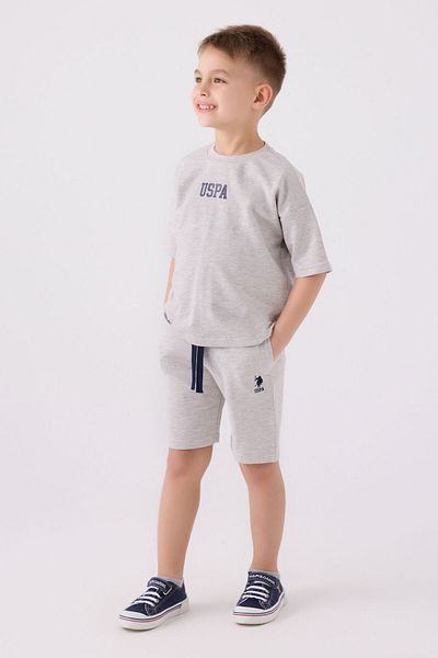 U.S. Polo Assn. بدلة برمودا كريمية للأولاد من US Polo Assn