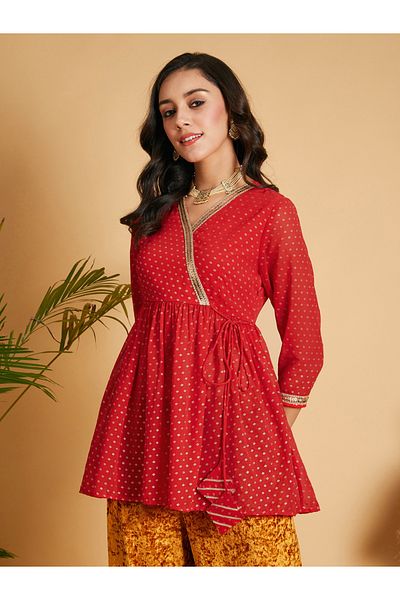 Sassafras By Styli بلوزة بيبلوم ملفوفة بطبعات رقائق معدنية منقطة