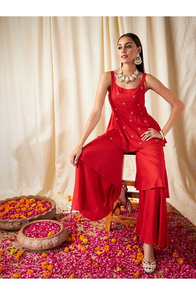 Sassafras By Styli زاري مطرزة Strappy Peplum أعلى
