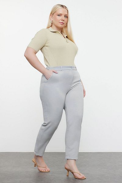 Trendyol Curve Graue Zigarettenhose in großer Größe – schmales Bein, Stoff TBBSS24AR00046