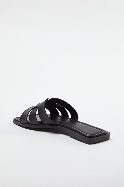 TRENDYOL SHOES Чорні повсякденні жіночі капці на одній стрічці TAKSS24TE00010