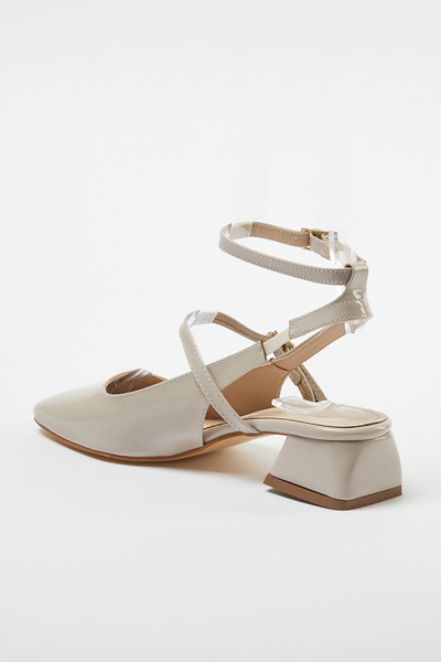 TRENDYOL SHOES Beżowe buty damskie na obcasie z kwadratowym noskiem i paskiem na kostkę - TAKSS24TO00009