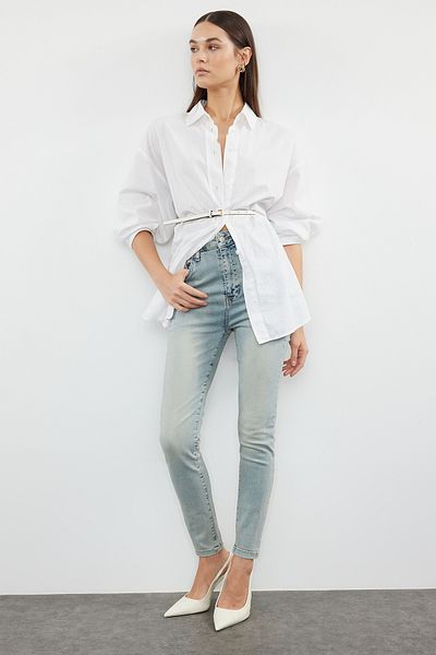Trendyol Collection Vintage Skinny Jeans aus Lycra mit hoher Taille – Blau Premium mit Pale-Effekt TWOAW25JE00001