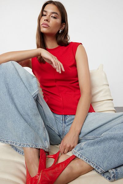 Trendyol Collection Flexible Viskose, rote taillierte Bluse - weicher Stoff, tailliert TWOSS24BZ00432