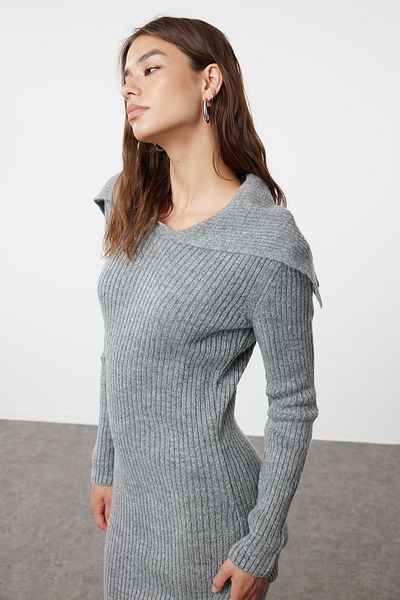 Trendyol Collection Lehajtható galléros antracit midi kötöttáru ruha - puha textúra TWOAW25EL00016