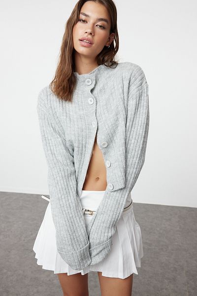 Trendyol Collection Grauer Crop-Cardigan aus weichem, strukturiertem Strick mit Stehkragen TWOAW22HI0174