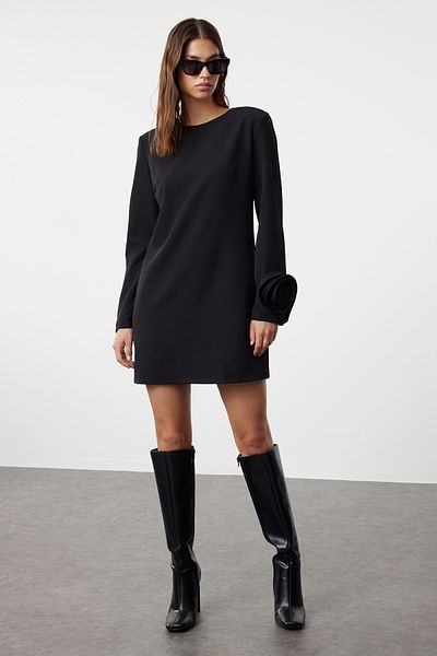 Trendyol Collection Růžové detailní černé mini tkané šaty - Twoaw25el00171