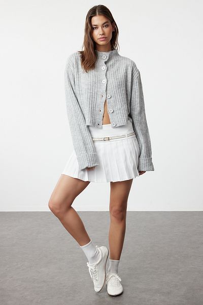 Trendyol Collection Grauer Crop-Cardigan aus weichem, strukturiertem Strick mit Stehkragen TWOAW22HI0174