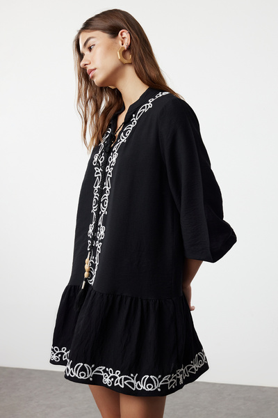 Trendyol Collection Černé mini plážové šaty s detailem výšivky - TBESS24EL00164