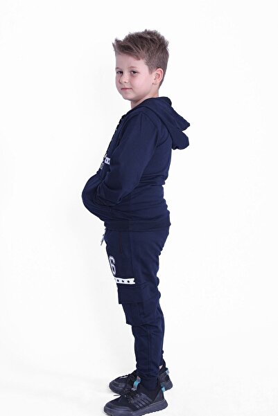 PANİO KİDS 96 szövegnyomott kenguru zsebes kapucnis fiú alsó-felső tréningruha szett