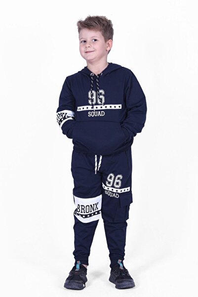 PANİO KİDS 96 szövegnyomott kenguru zsebes kapucnis fiú alsó-felső tréningruha szett