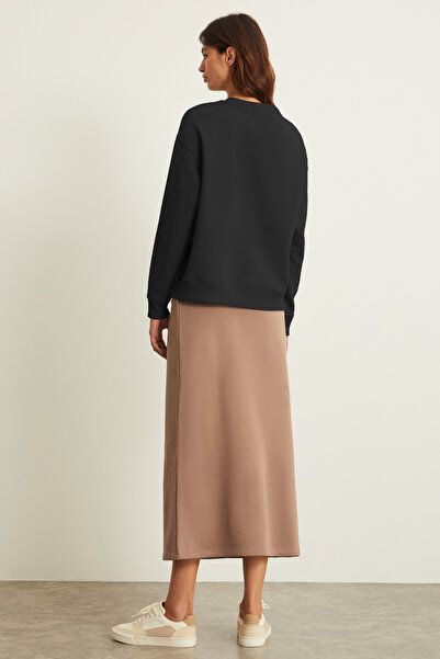 GRIMELANGE Dámská základní černá mikina Maija s vnitřním zvýšeným ozdobným štítkem s detailním výstřihem